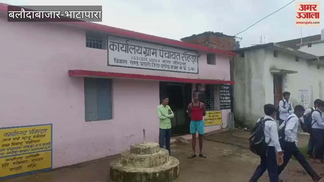 Students protest against Balodabazar education system and bad roads