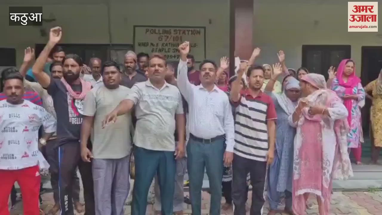 The strike of sanitation workers did not end even on the 11th day in Kathua, filth remained spread in the city