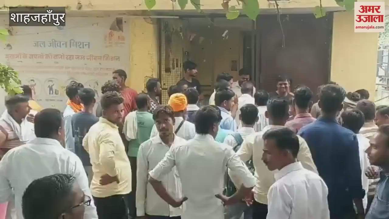 Farmers create ruckus in sub-centre due to non-availability of electricity for tube well in shahjahanpur