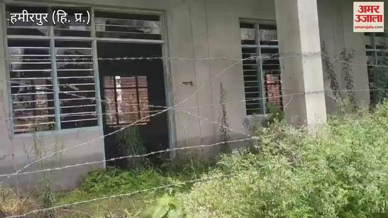 Hamirpur Construction work of Bhoranj's public building is incomplete even after 6 years it is turning into ruins