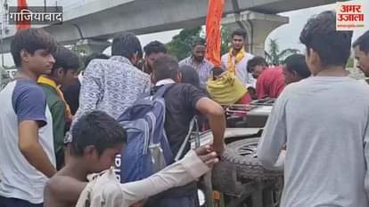 E rickshaw full of passengers overturned on Delhi Meerut road in Muradnagar Ghaziabad