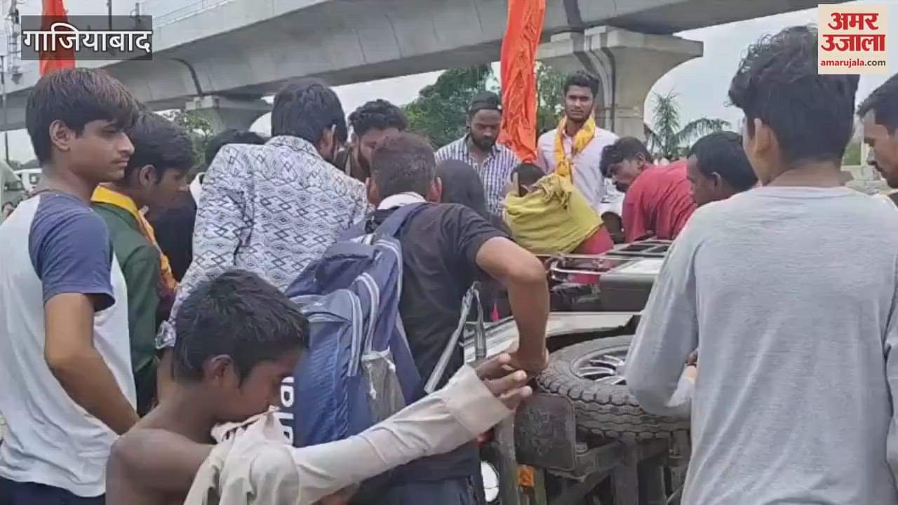 E rickshaw full of passengers overturned on Delhi Meerut road in Muradnagar Ghaziabad