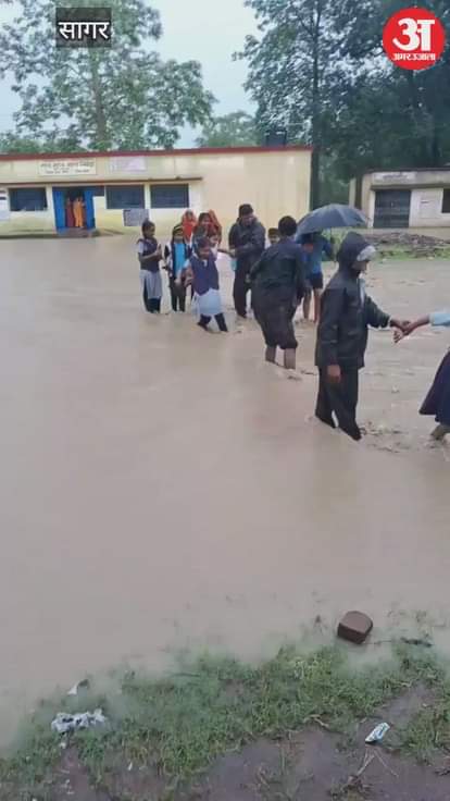 Rain water filled in the school premises: Teachers and villagers rescued 40 children safely