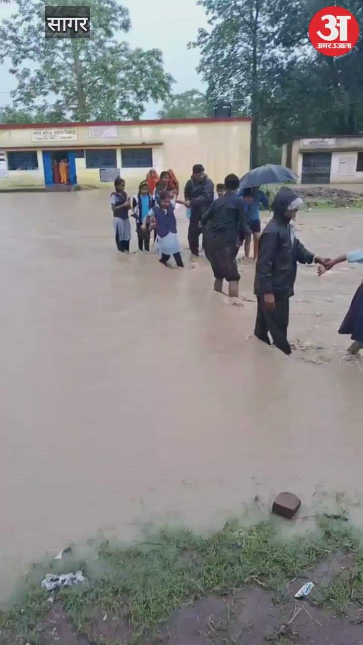 Rain water filled in the school premises: Teachers and villagers rescued 40 children safely