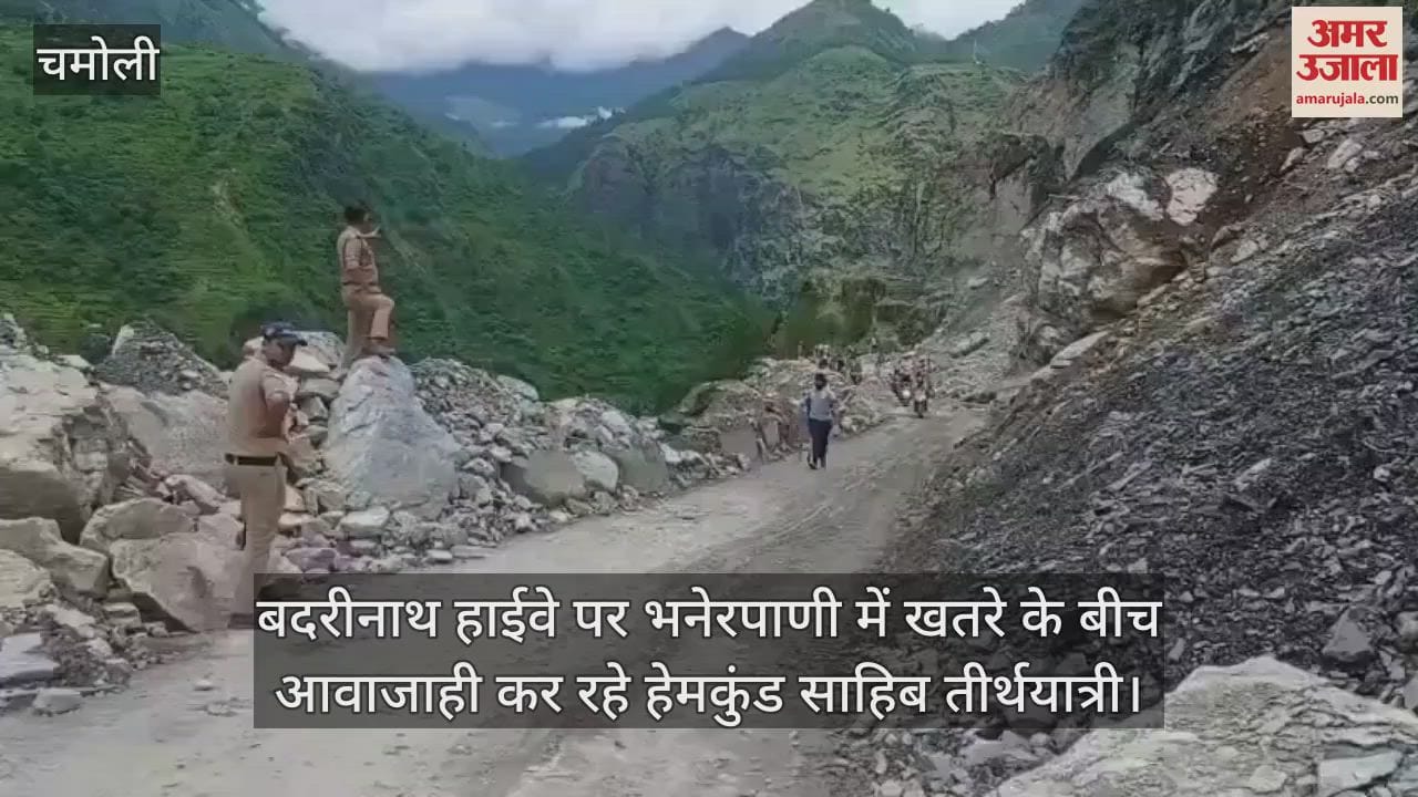 Hemkund Sahib pilgrims travelling amidst danger in Bhandarpani on Badrinath Highway