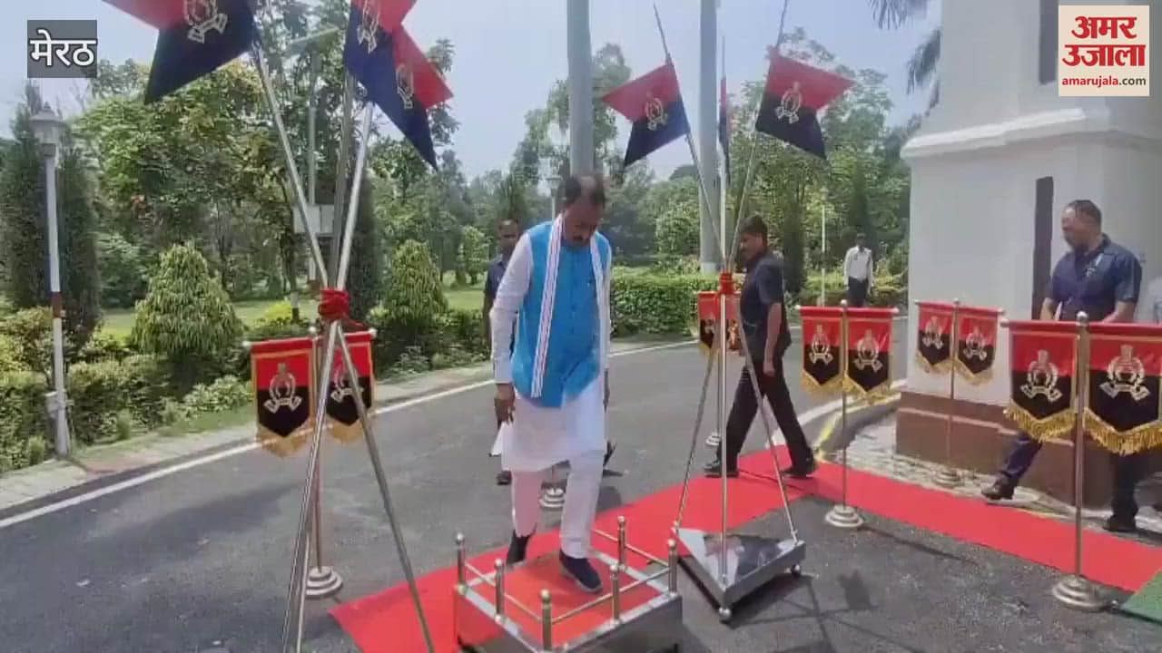 Meerut: Deputy CM Keshav Prasad Maurya welcomed with guard of honour, workers also touched his feet