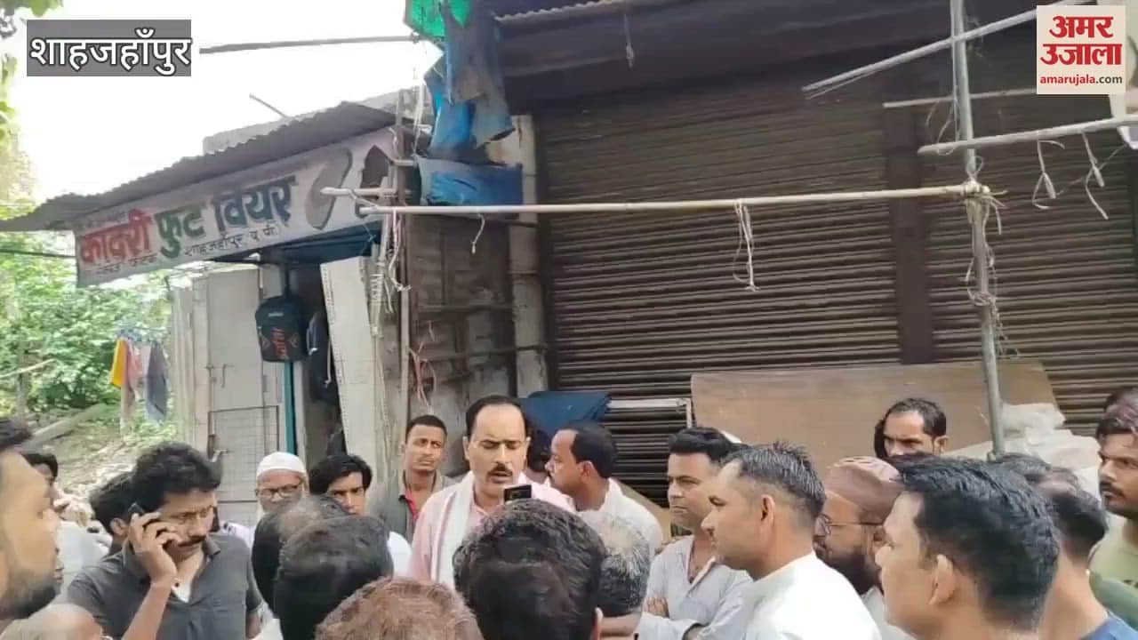Railway officials gave orders to remove shops in Shahjahanpur traders gathered in protest