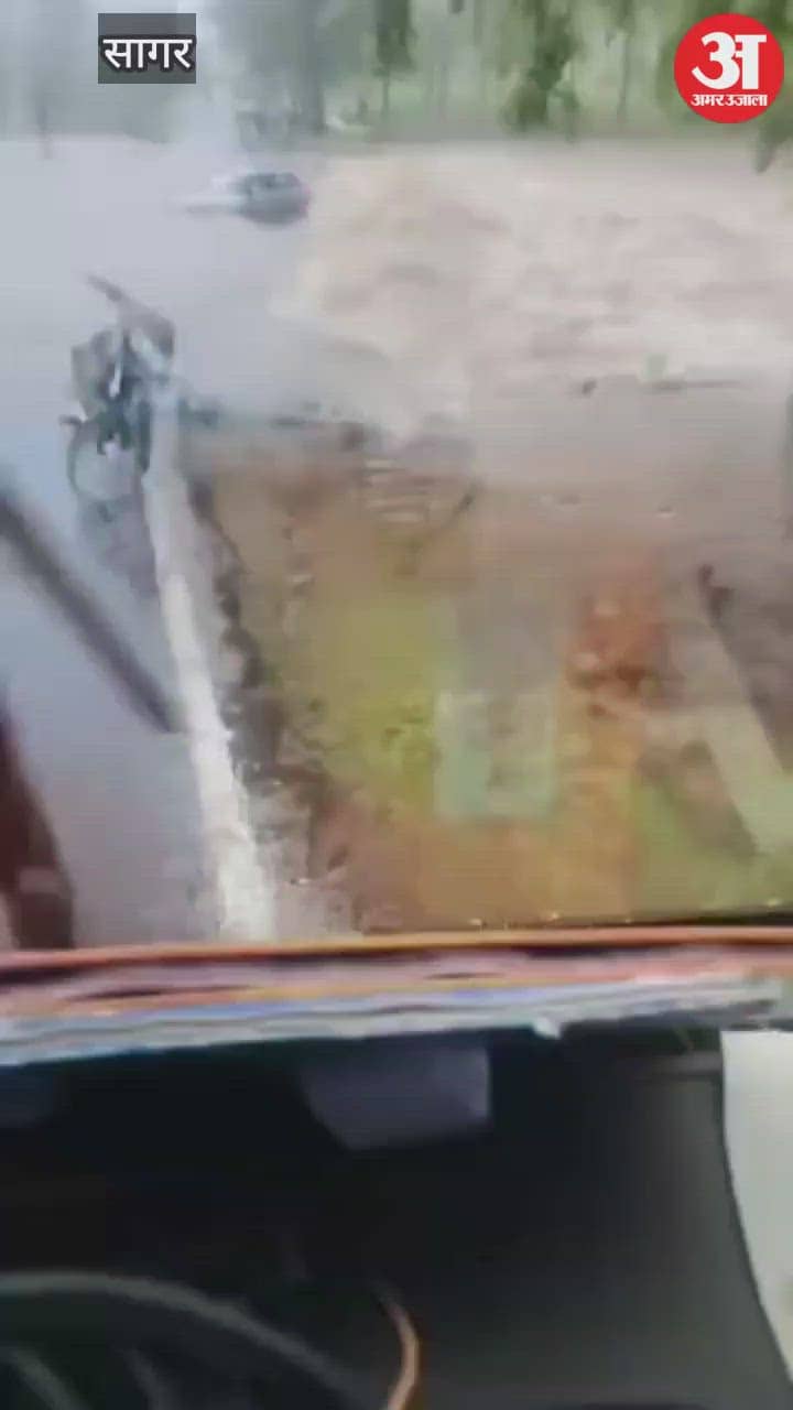 The same car while crossing the overflowing drain: 3 people in the car were rescued safely