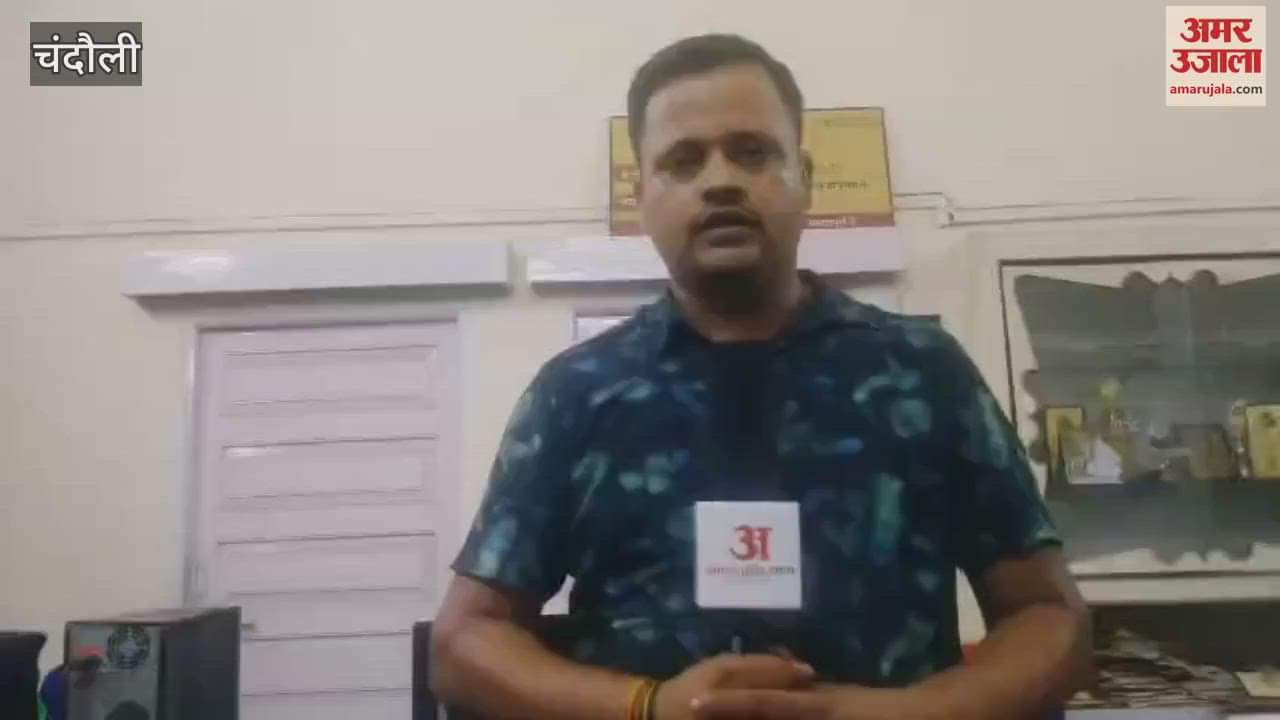 Tying scarf around her waist PHC in-charge danced to Bhojpuri song