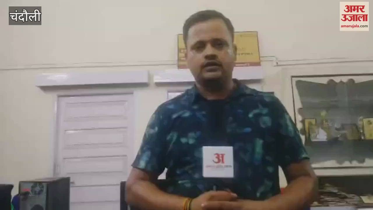 Tying scarf around her waist PHC in-charge danced to Bhojpuri song