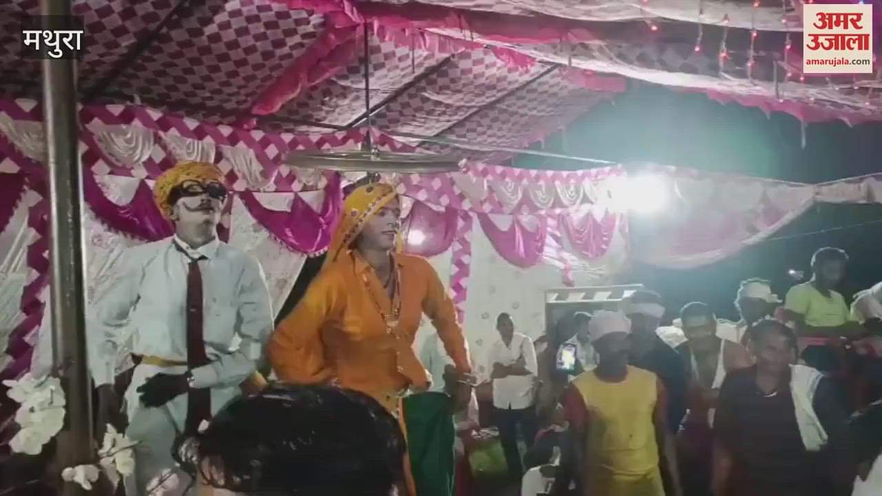 Artists are presenting programs in Govardhan Parikrama