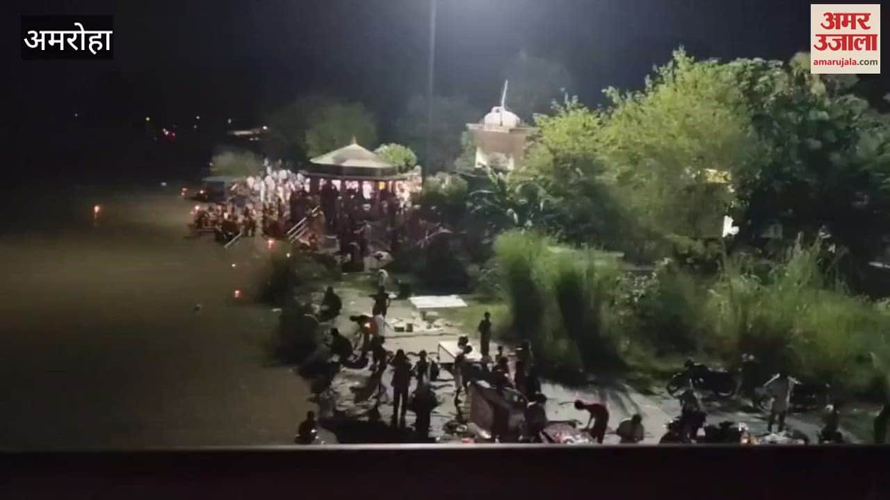 day of Pitra Visarjan Amavasya, devotees throng to the river for bathing and to perform rituals for their departed ancestors