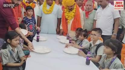After Kanya Pujan, the prasad of the Bhandara was distributed