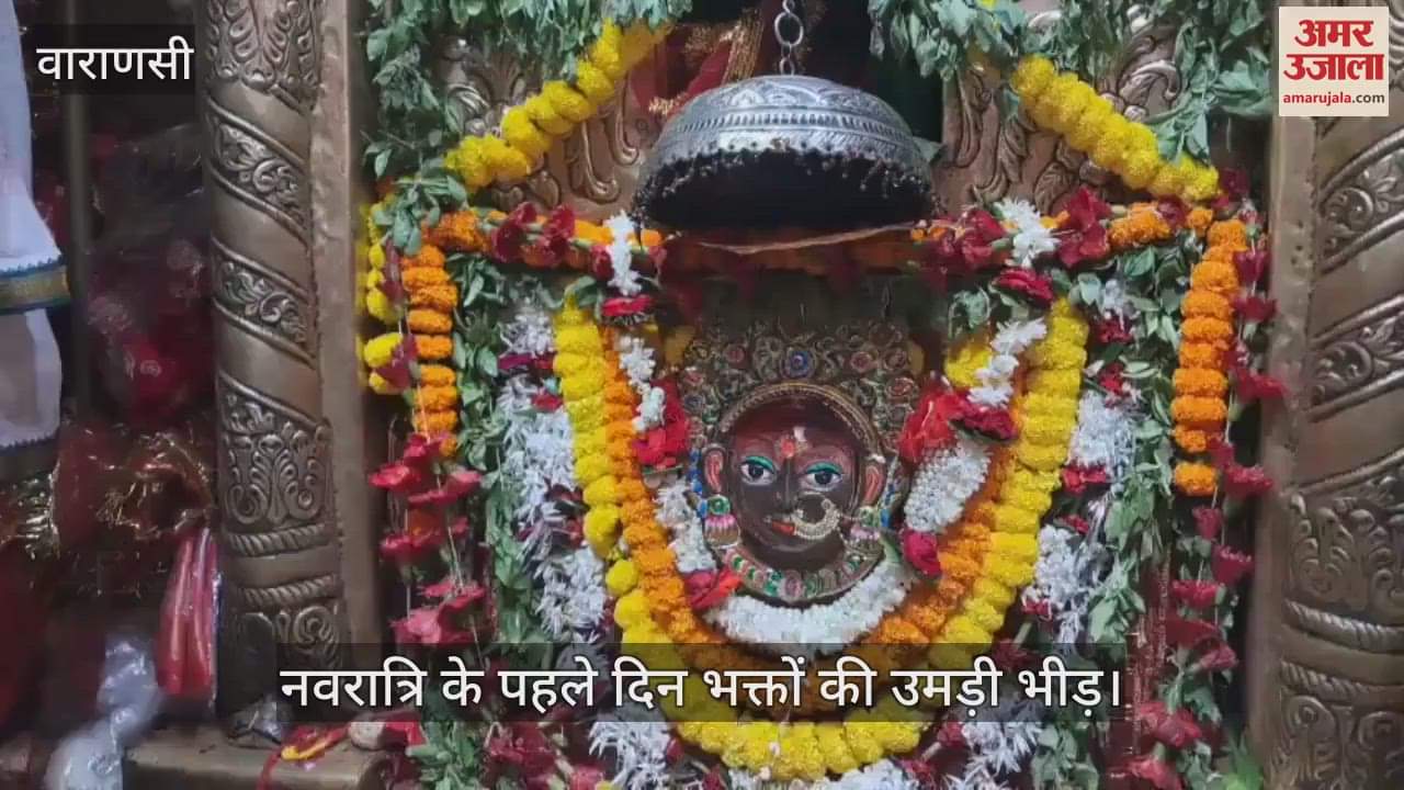 devotees waiting to pay their respects to Goddess Shailputri in varanasi