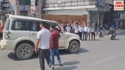 Mandi Slogans of Kangana go-back in Sundernagar Congress workers stood with black flags