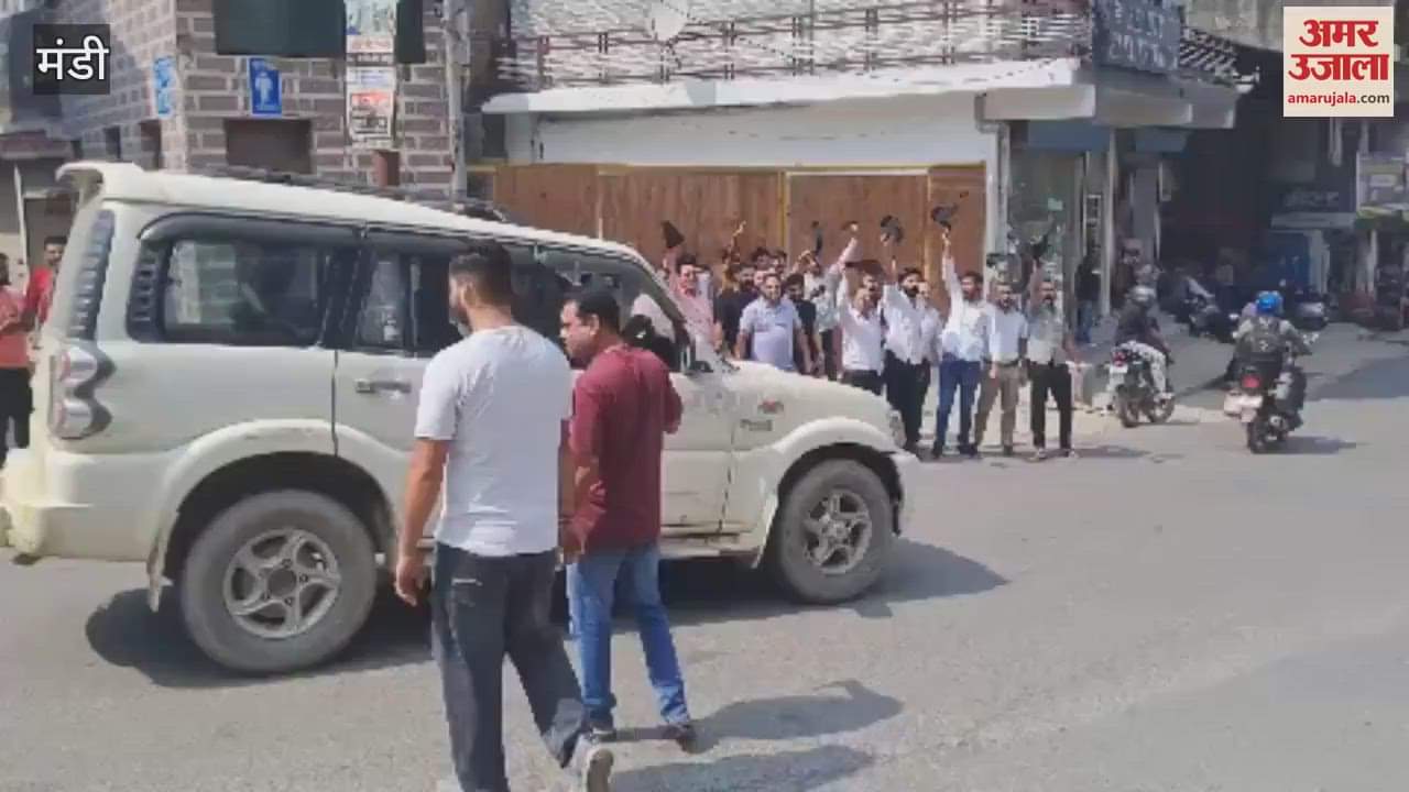 Mandi Slogans of Kangana go-back in Sundernagar Congress workers stood with black flags