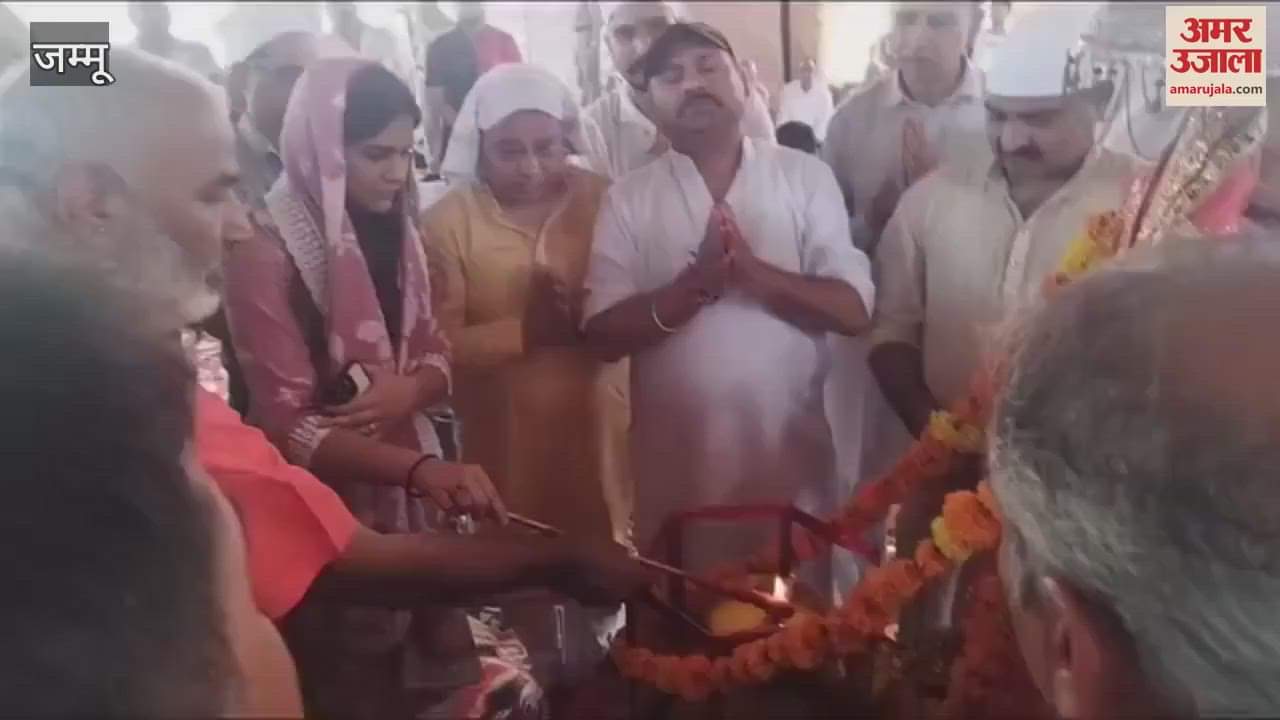 SDM Swami Shimar lit the flame of Pingla Mata, the journey was inaugurated.
