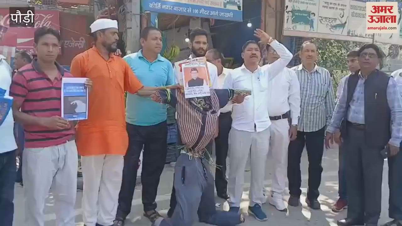 Kirti Nagar Congress workers burn effigy of government in protest against the paper leak scam, raising loud slogans