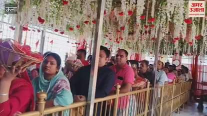 Una On the first Navratri a flood of devotees thronged the court of Maa Chintpurni the atmosphere resounded with cheers