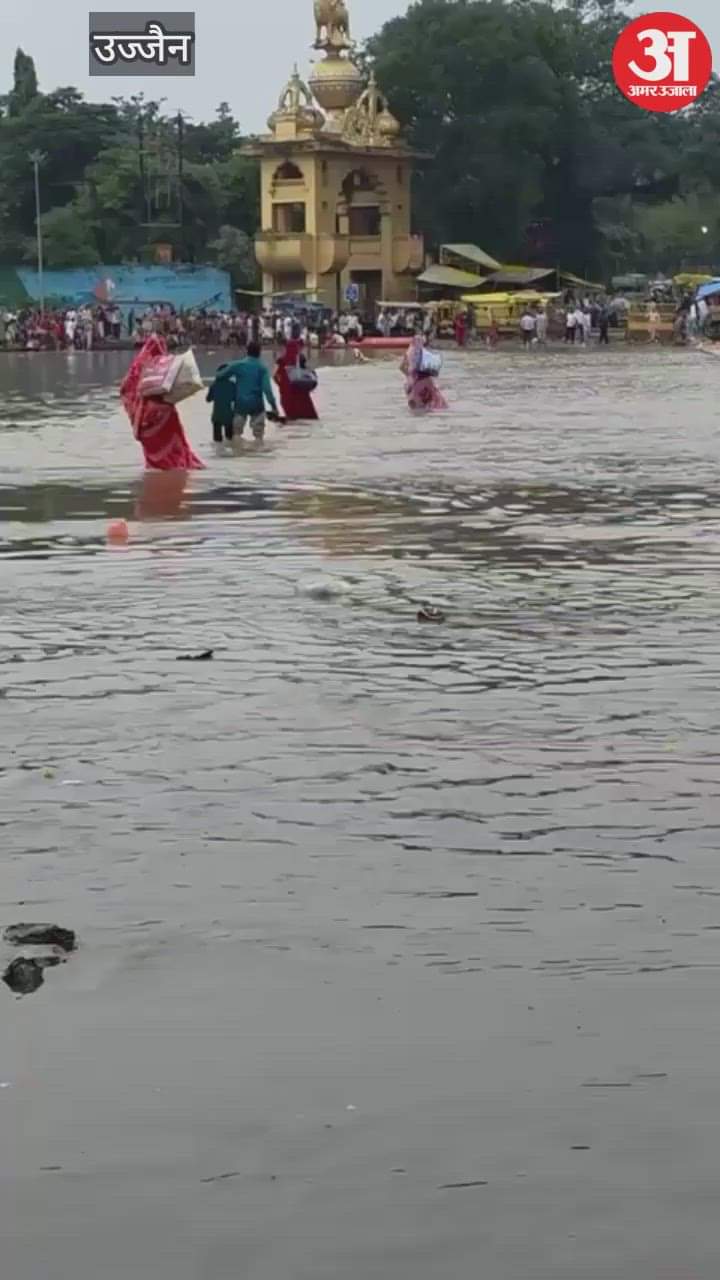 Ujjain News: People crossing the bridge on Shipra river despite the ban