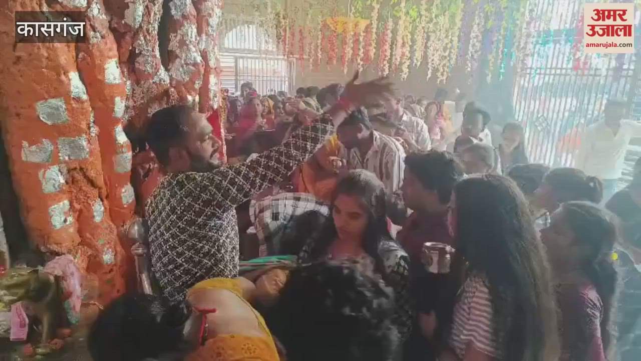 devotees gathered to worship shailputri on first day of Navratri