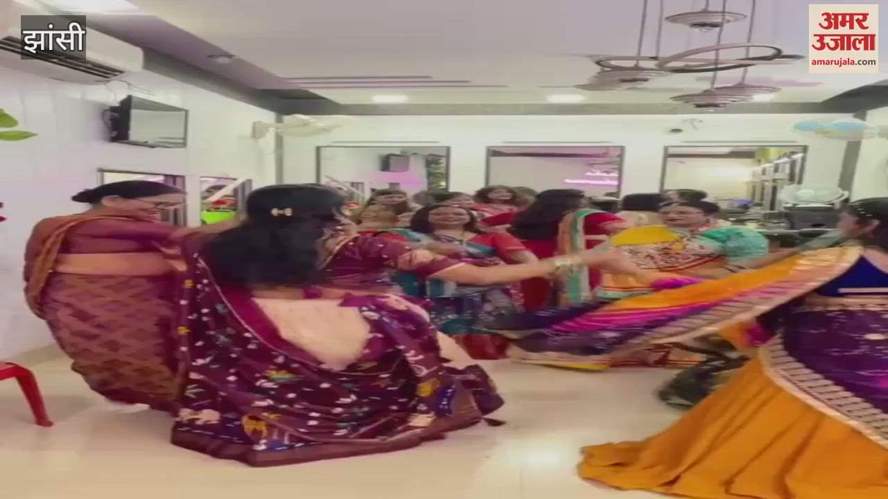 Jhansi: Garba Dandiya dance performed on the first day of Navratri in Mauranipur