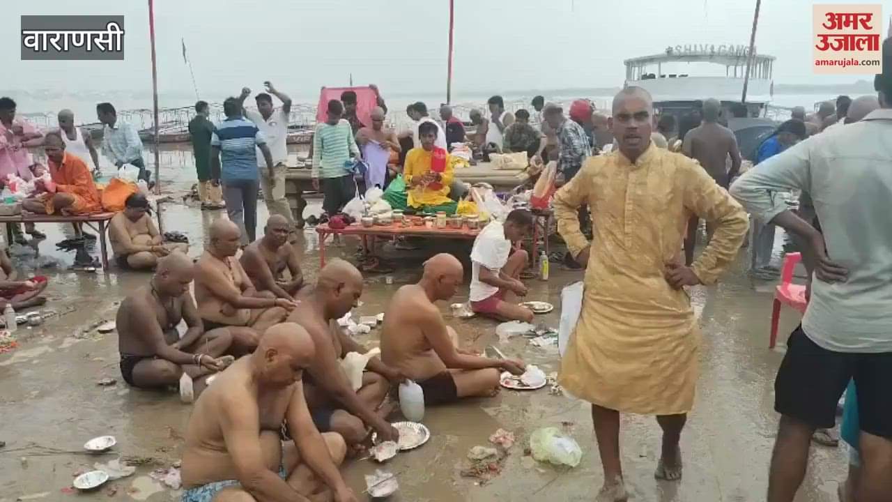 Offering prayers to ancestors in Kashi VIDEO