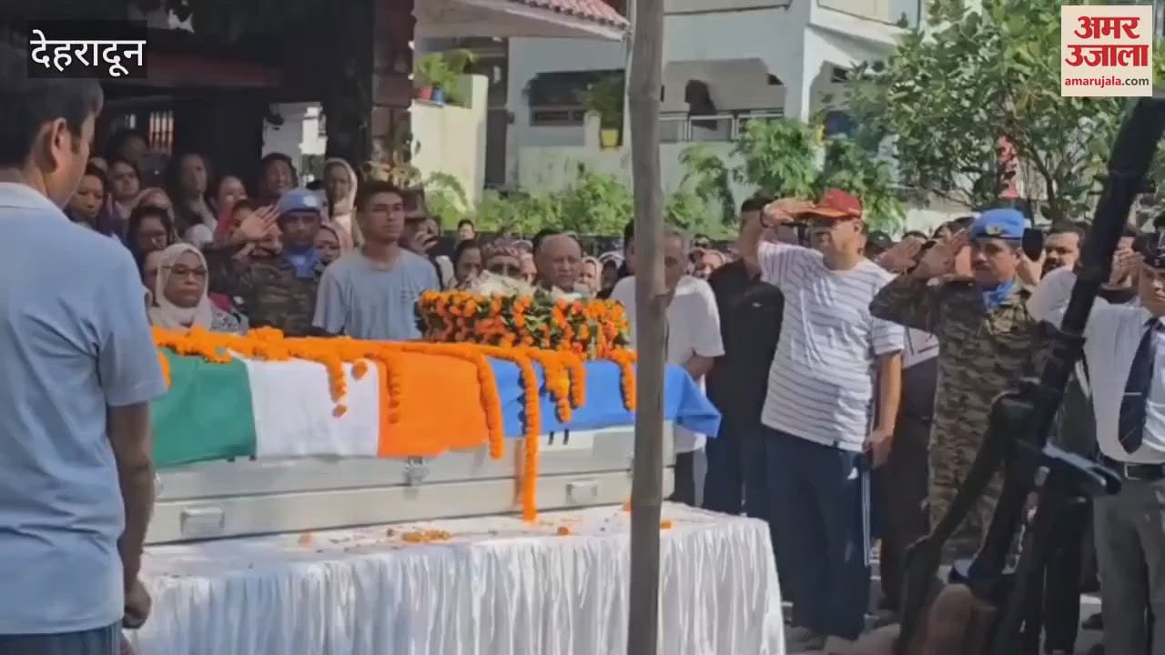 Minister of Defence Welfare paid his respects to Naik Subedar Sujit Kumar Pradhan by laying a wreath