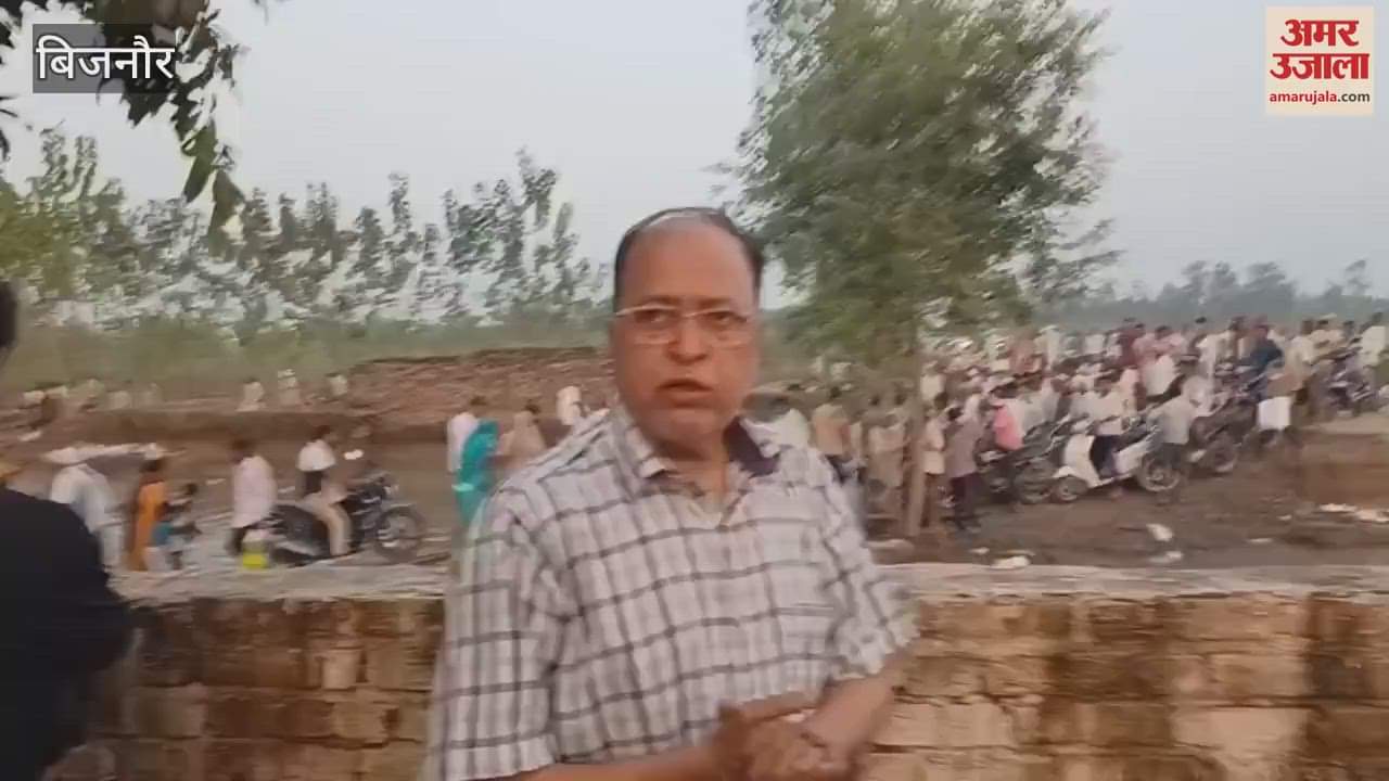 Bijnor: Thousands of devotees could not reach Ganga, took a dip of faith in the flowing water near the cut road.