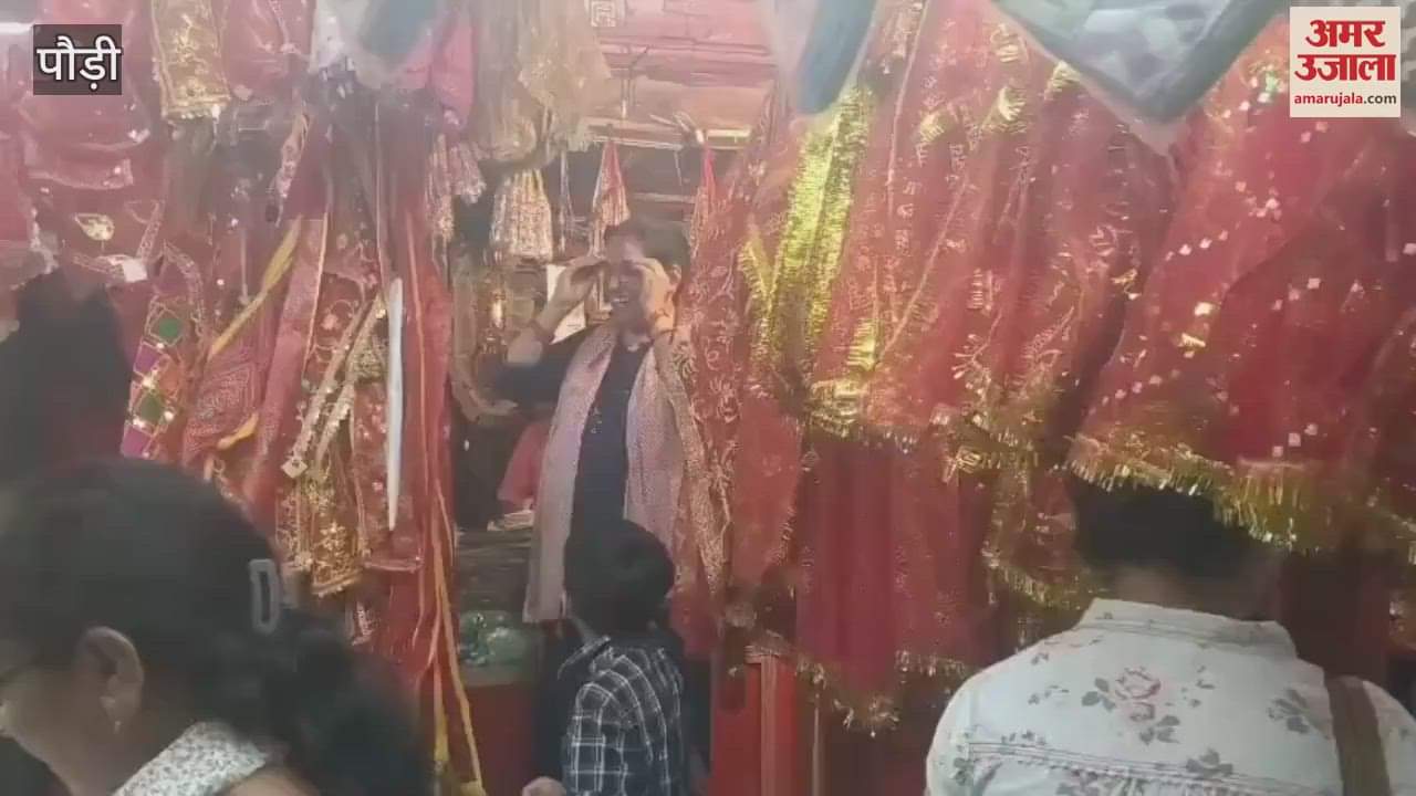 Srinagar Crowds of people gathered in the market for shopping for Navratri.