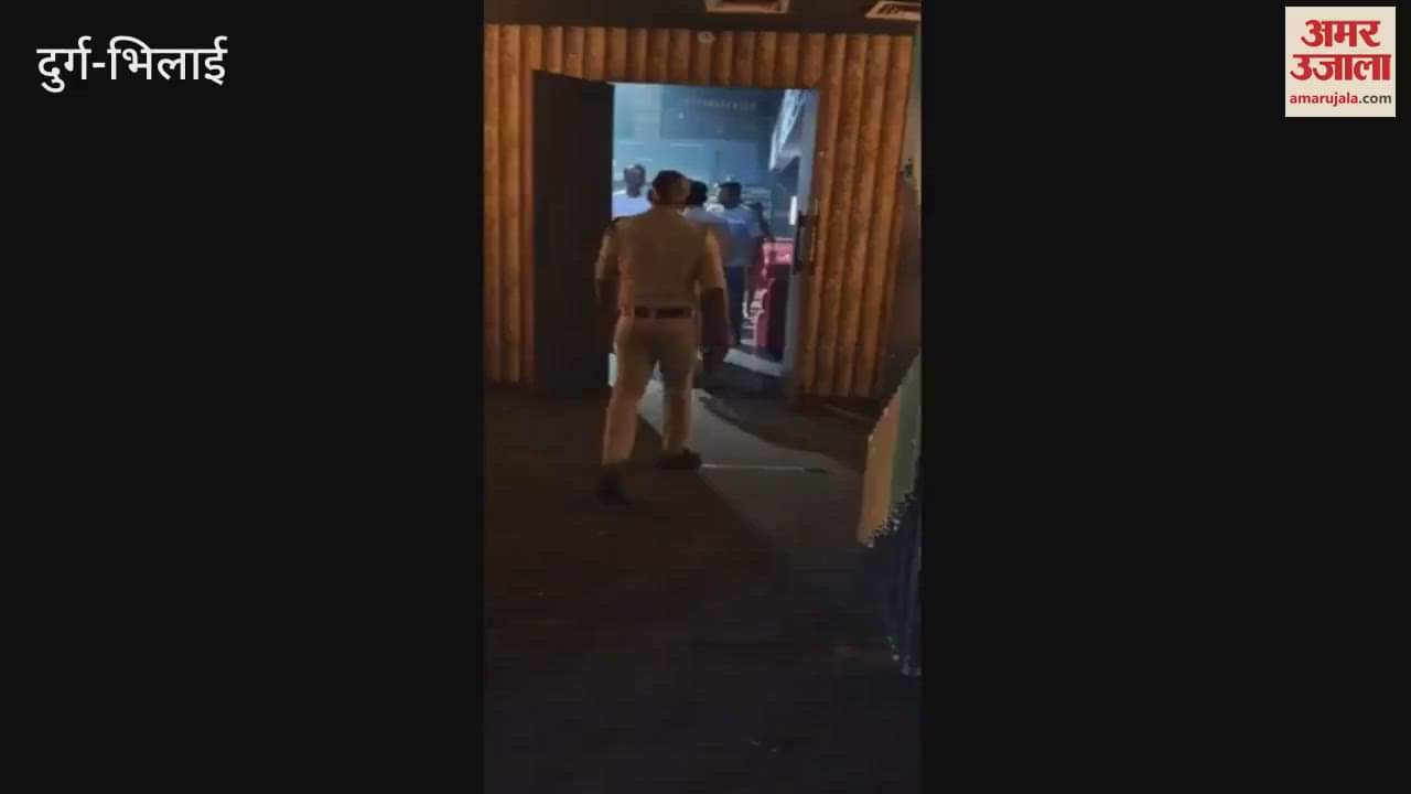 Police raided a club in Surya Mall Bhilai late at night