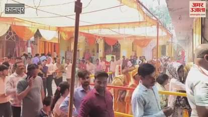 Crowds of devotees gathered to see Goddess Kushmanda on the first day of Navratri