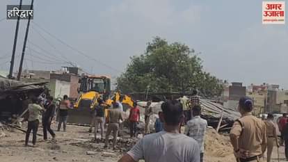 Haridwar: SIDCUL administration takes action near Raja Biscuit Chowk; encroachment removed in the presence of police.
