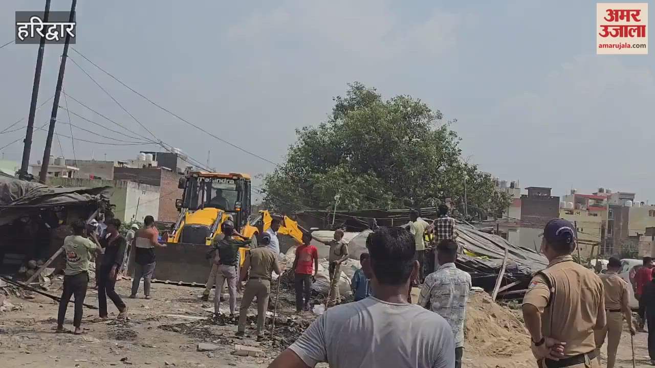 Haridwar: SIDCUL administration takes action near Raja Biscuit Chowk; encroachment removed in the presence of police.