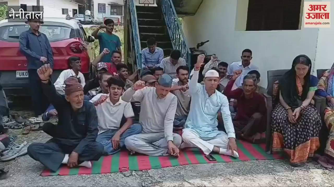 Dharna held at the police station after the murder of a youth was not solved in okhalkhana