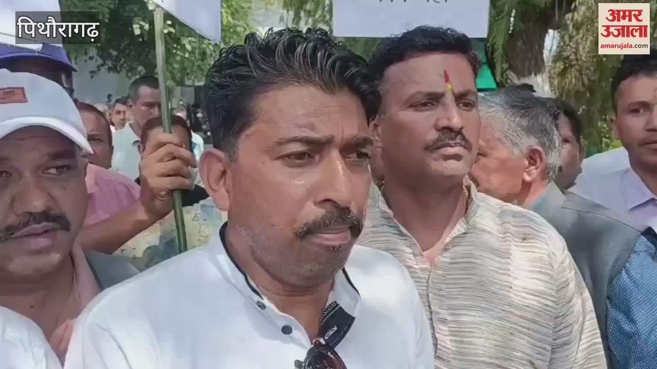 Cheap grain sellers protested against the government demanding honorarium in pithoragarh