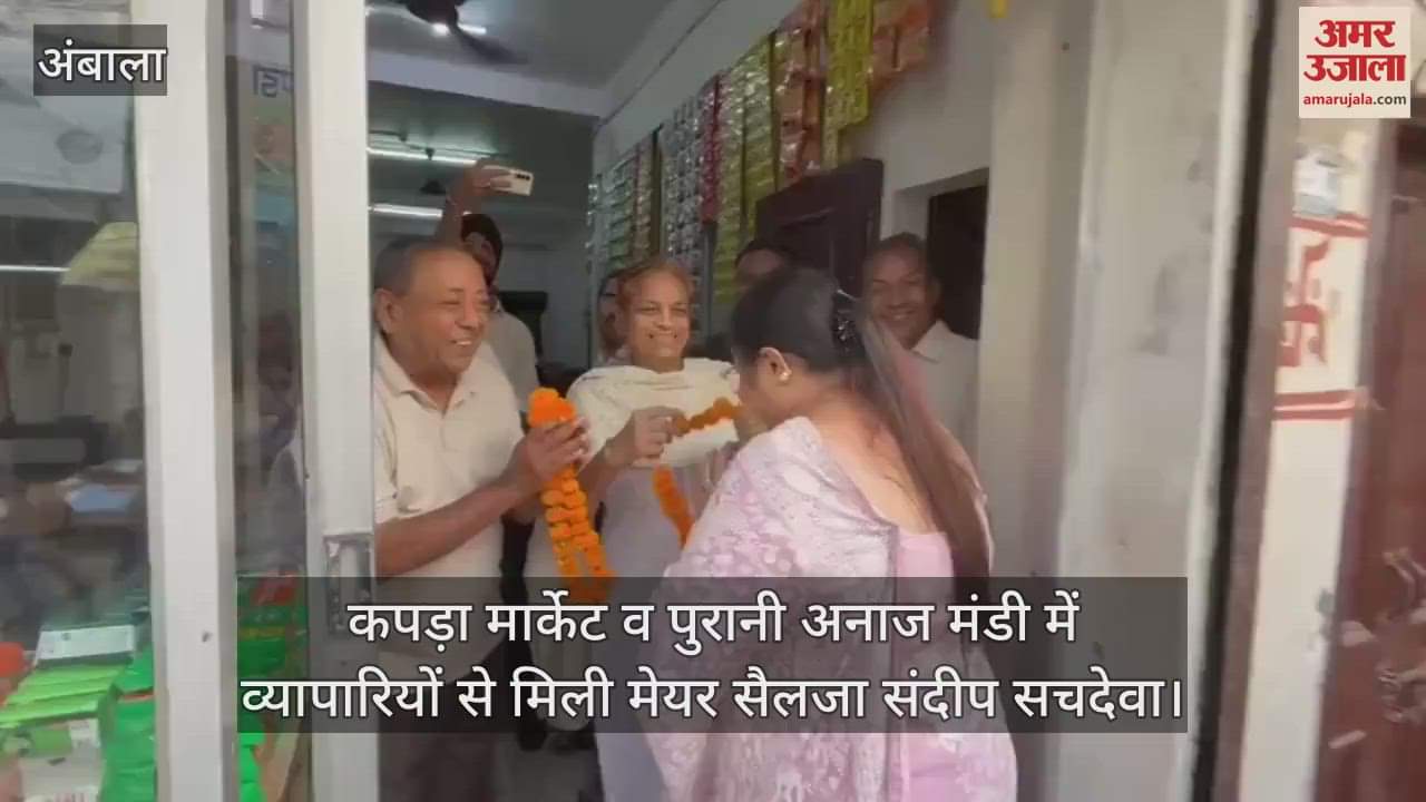 Mayor Selja Sandeep Sachdeva met traders in the cloth market and old grain market