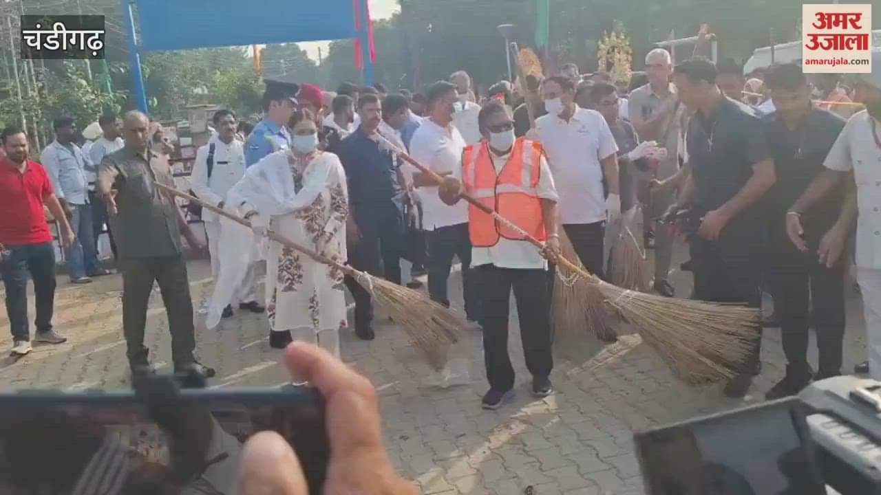 Administrator Gulabchand Kataria led the cleanliness drive in Chandigarh.