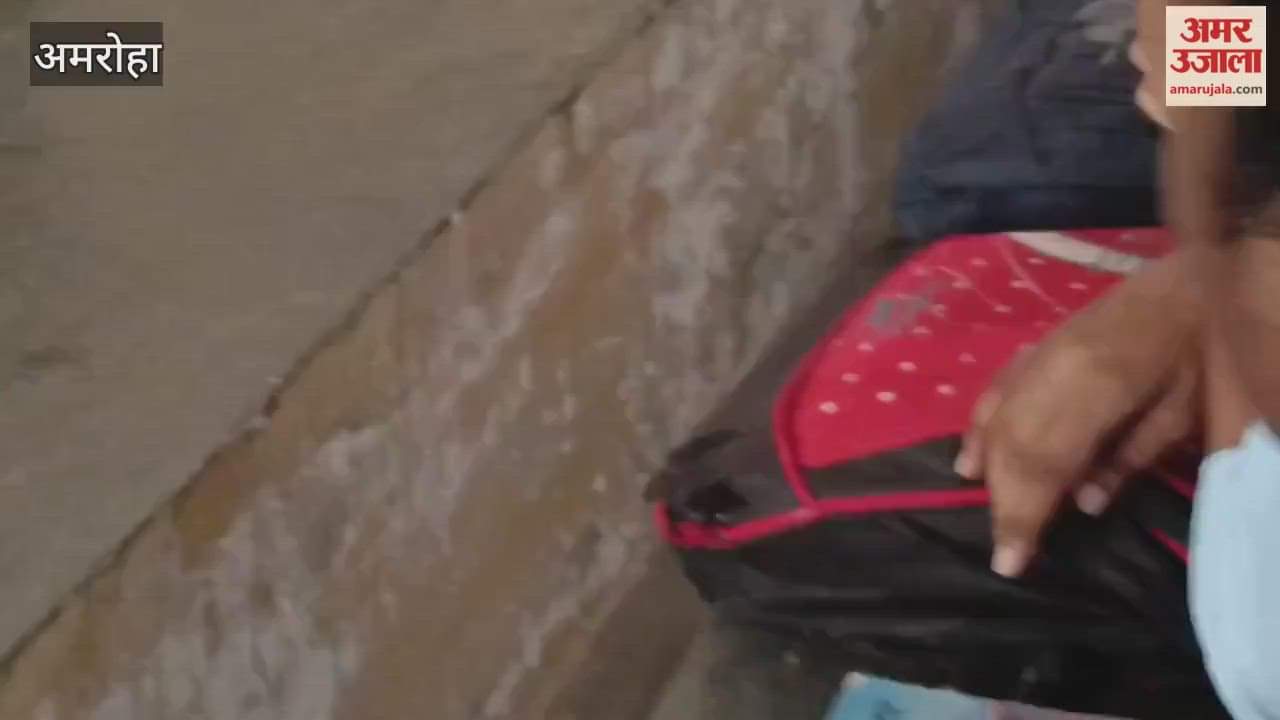 Female police officers informed the students of Shiv Inter College about the helpline numbers