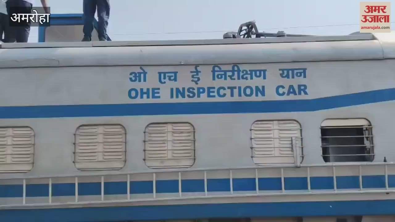 Three express trains were stranded for two hours due to a broken overhead electric line