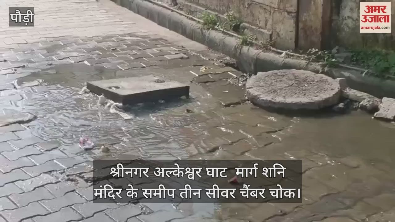 Three sewer chambers near Srinagar Alkeshwar Ghat Road are choked, dirty water is flowing on the road
