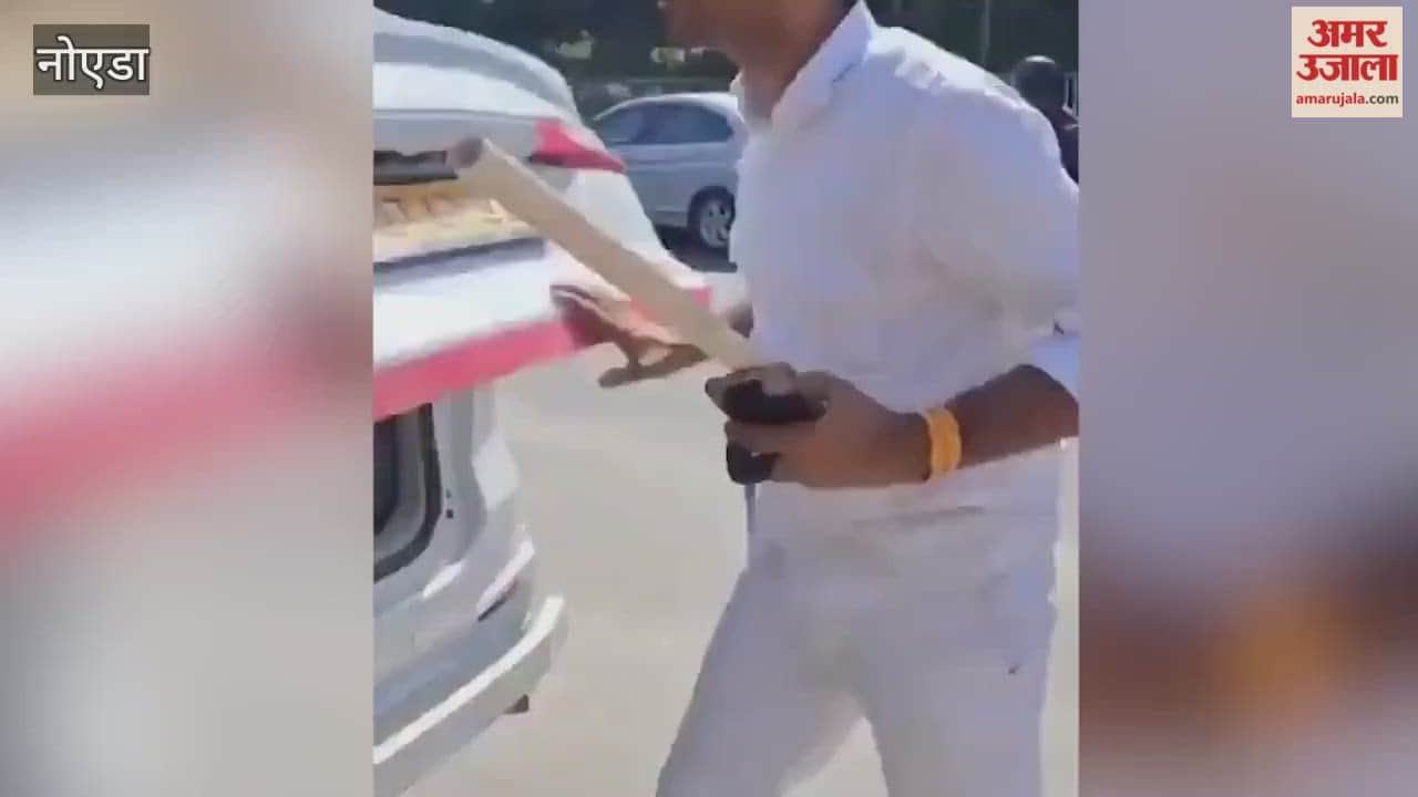 Girls and cab driver fight over location driver demands money using stick