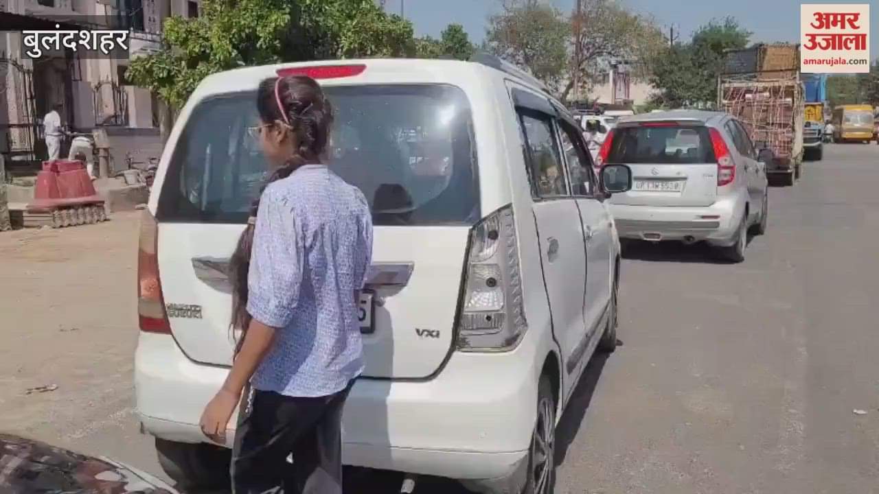 Due to heavy traffic in Khurja Bulandshahr was a long traffic jam on junction road