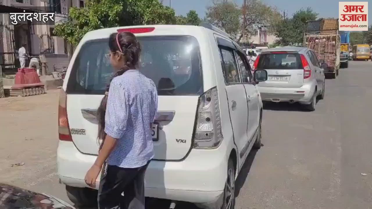 Due to heavy traffic in Khurja Bulandshahr was a long traffic jam on junction road
