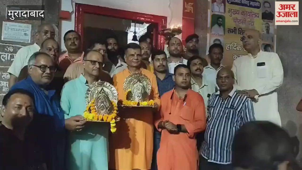 Ramlila festival began with the ceremonial worship of the crown and an aarti