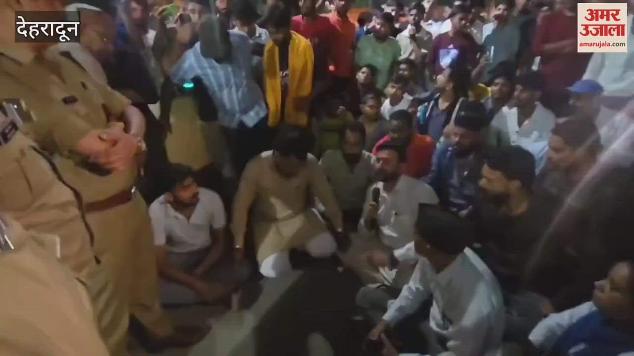 VIDEO: Bajrang Dal workers, enraged after objectionable video of a teenager went viral, reached the police station and protested.
