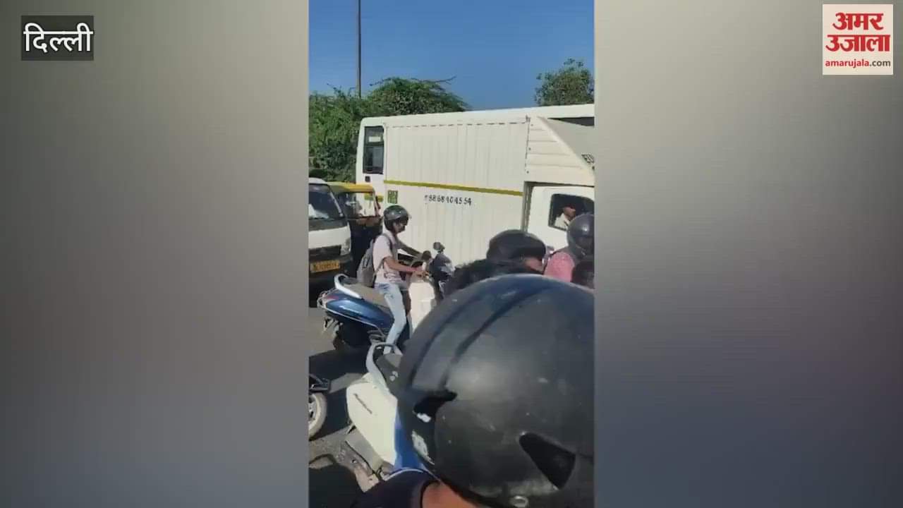 Traffic policeman attacked while on duty in Delhi
