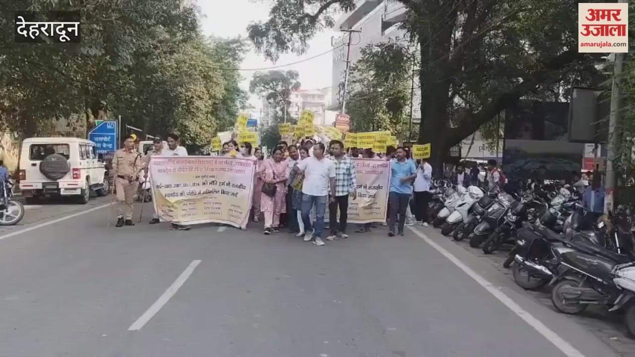 PTA teachers attempted to march to CM House when police blocked them with Bearcats