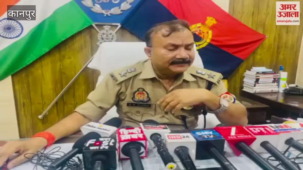 Kakadev police arrested five accused in a mobile phone snatching case