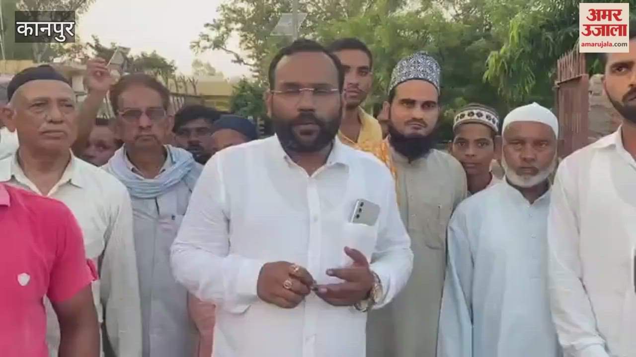 SP workers distributed sweets upon Azam Khan's release